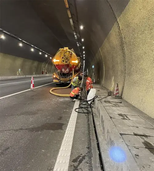 疏勒隧道排水渠清淤